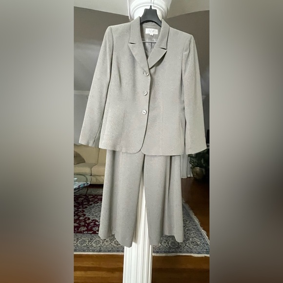 Le Suit women’s size 12 petite gray two piece pants suit with three buttons. - Picture 1 of 8